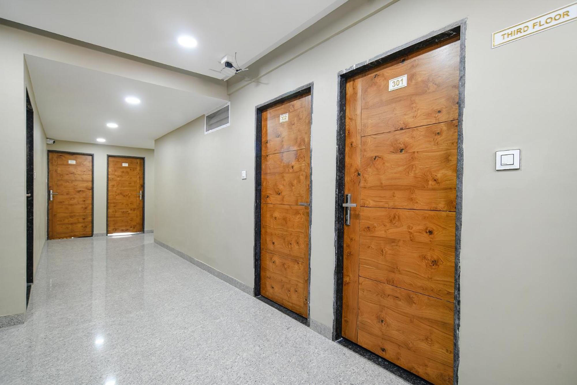Fabhotel Classic Inn 印多尔 外观 照片